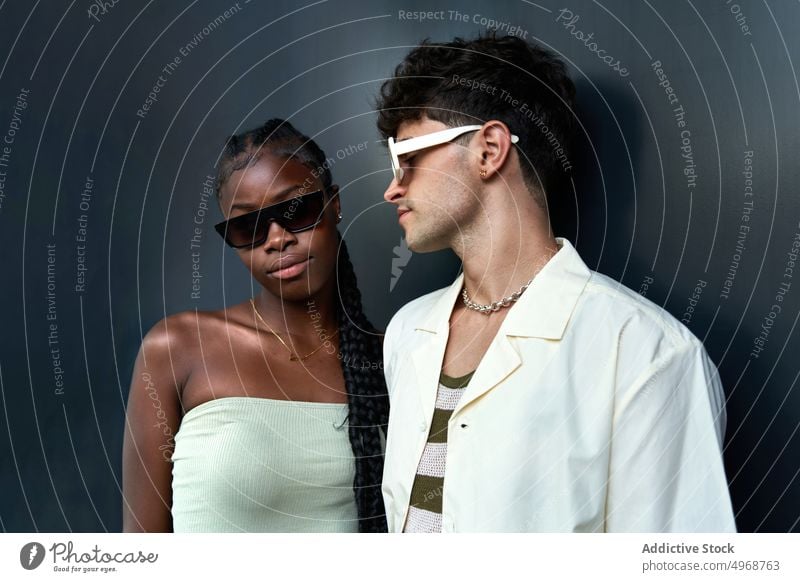 Coole verschiedene Modelle mit Sonnenbrille Paar trendy Stil Porträt Vorschein modern Zusammensein cool Accessoire Persönlichkeit Individualität schwarz