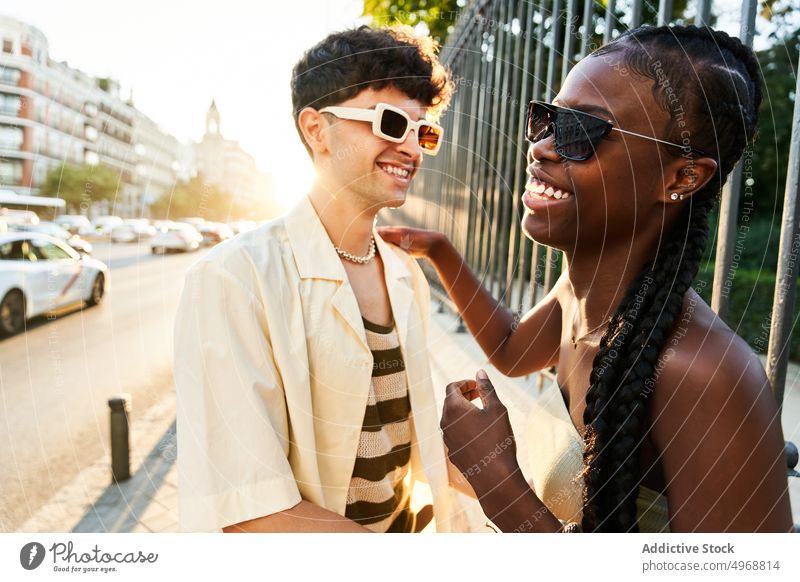 Glückliches buntes Paar tanzt auf der Straße Tanzen Zusammensein urban Lachen Stil Spaß haben Freundin jung vielfältig rassenübergreifend multiethnisch schwarz