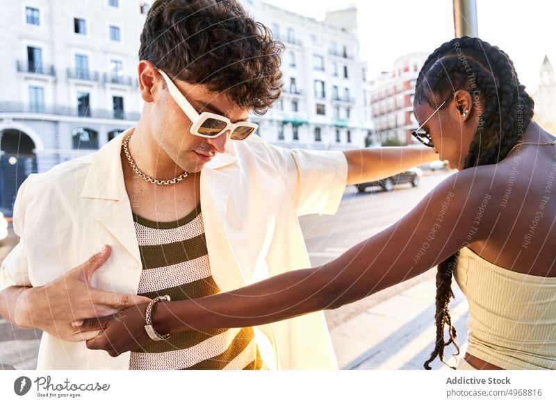 Verschiedenes Paar tanzt auf der Straße Tanzen Zusammensein urban Stil Freundin jung vielfältig rassenübergreifend multiethnisch schwarz Afroamerikaner