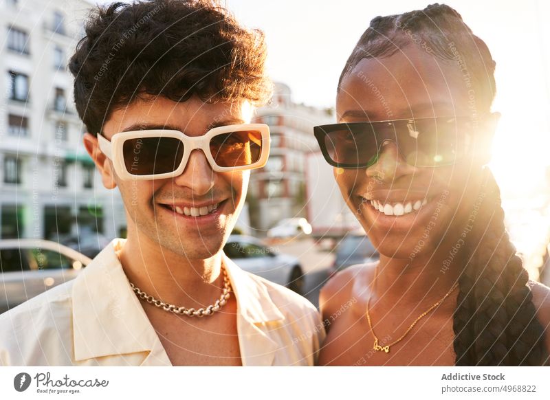 Junges multiethnisches Paar auf der Straße Stil urban Lächeln Glück urbansunlit Zusammensein Vorschein Porträt Freundin vielfältig rassenübergreifend schwarz