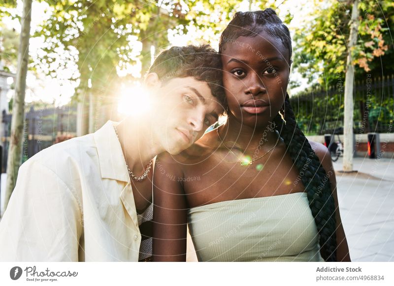 Junges multiethnisches Paar auf der Straße Stil urban urbansunlit Zusammensein Vorschein Porträt Freundin vielfältig rassenübergreifend schwarz Afroamerikaner