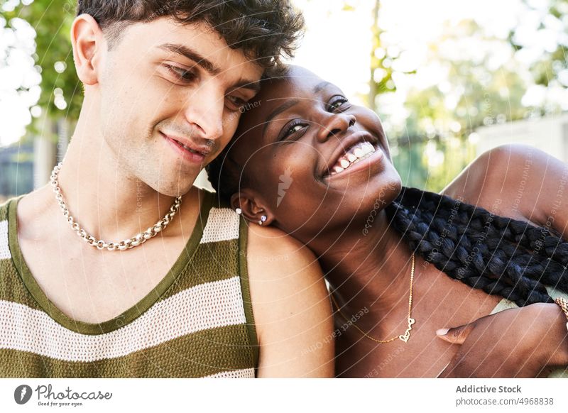 Schwarze Frau lehnt sich an die Schulter ihres Freundes Paar Liebe Termin & Datum Straße Sommer froh Lächeln Angebot romantisch Zusammensein Glück Partnerschaft