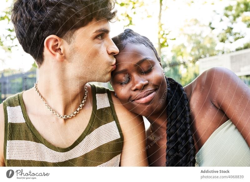 Mann küsst Stirn seiner Freundin Paar Termin & Datum Straße Kuss Glück Liebe romantisch Zusammensein Stil Partnerschaft jung Afroamerikaner schwarz