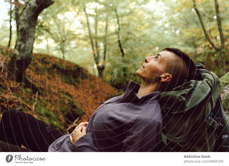 Frau liegend auf Baum in herbstlichem Wald Lügen Pause sich[Akk] entspannen Wanderung Natur reisen Tourist Herbst Aktivität Rucksack Nachlauf Gerät Ausflugsziel