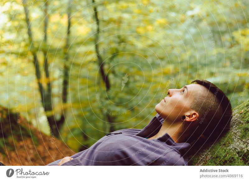 Frau liegend auf Baum in herbstlichem Wald Lügen Pause sich[Akk] entspannen Wanderung Natur reisen Tourist Herbst Aktivität Rucksack Nachlauf Gerät Ausflugsziel