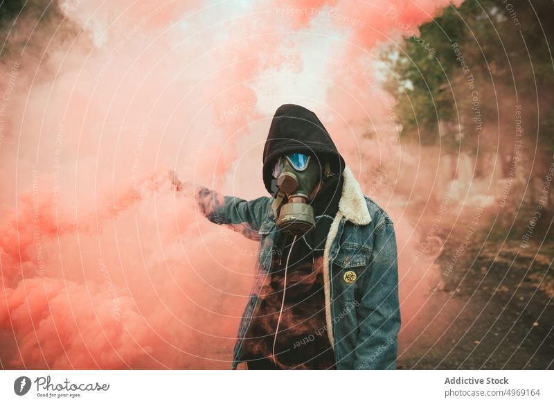 Person hält Rauchbombe auf der Straße Gas Cloud Smog Verdunstung rosa farbenfroh signalisieren Rebellion Atemschutzgerät Gasmaske Granate Dunst Nebel giftig