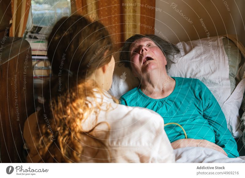 Sozialarbeiter, der eine behinderte reife Frau füttert Krankenpfleger geduldig Futter älter gelähmt Püree Pflege Frauen heimwärts Art Spritze Tube Behinderung