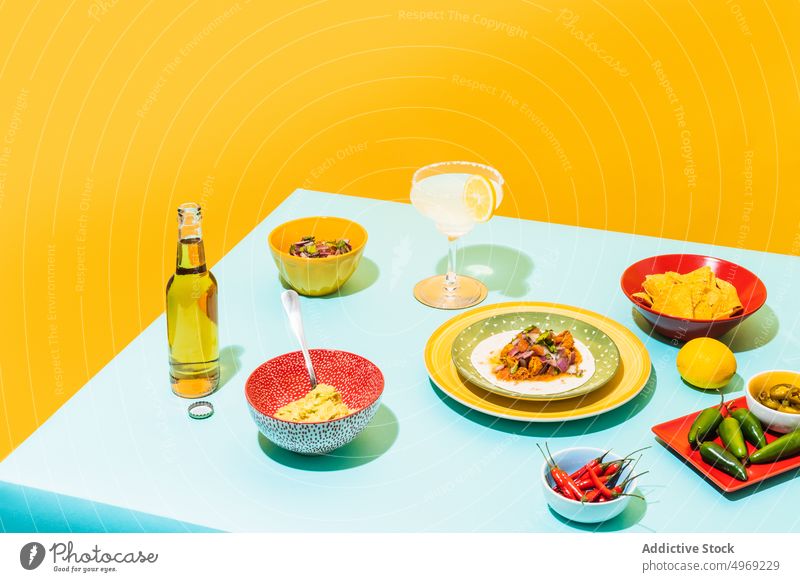 Verschiedene mexikanische Speisen und Getränke auf dem Tisch Lebensmittel trinken Küche Tradition Zusammensetzung dienen Mahlzeit farbenfroh hell Bier Limonade