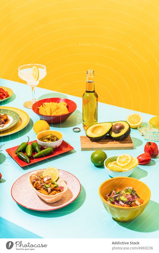Tisch mit verschiedenen mexikanischen Speisen und Getränken Lebensmittel trinken Tradition Zusammensetzung sortiert Küche farbenfroh hell nacho Salatbeilage