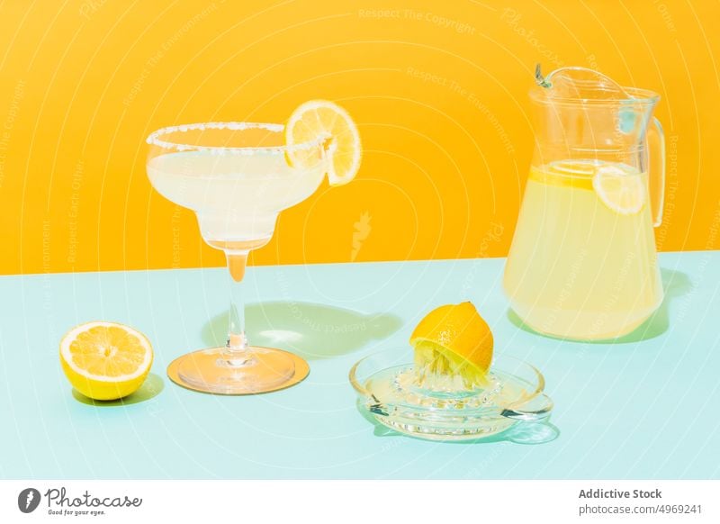 Frische Limonade auf buntem Hintergrund frisch Zitrone trinken farbenfroh hell Kannen Glas Zitrusfrüchte Getränk cool kalt mexikanisch Tradition Frucht