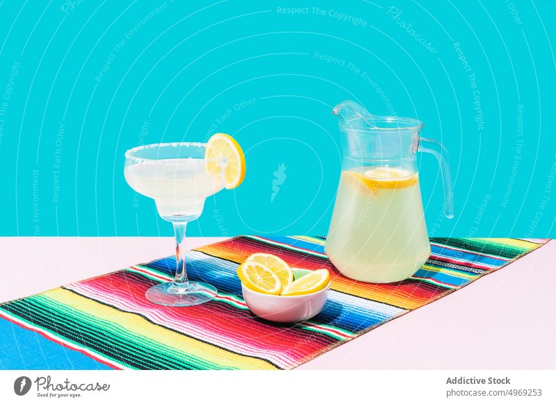 Frische Limonade auf buntem Teppich frisch Zitrone trinken Vorleger Decke farbenfroh hell Kannen Glas Zitrusfrüchte Getränk cool kalt mexikanisch Tradition