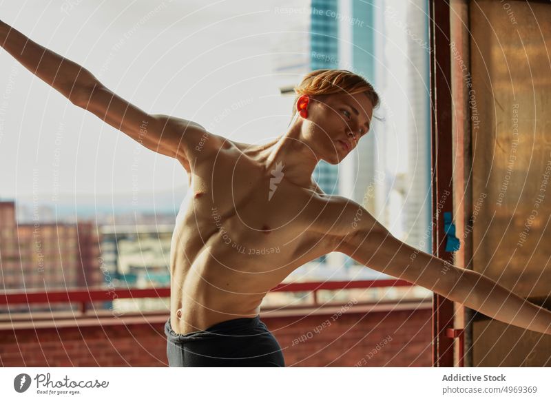 Junge Balletttänzerin posiert im Zwirn im Zimmer Ballett-Tänzerin verrichtend Spagat Raum talentiert zierlich beweglich leer strecken jung Mann männlich Athlet