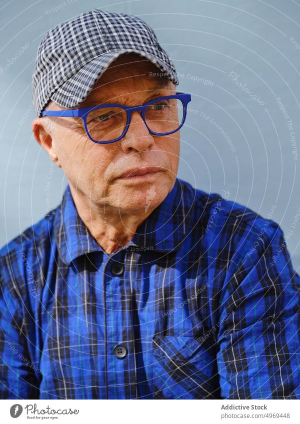 Porträt eines älteren Mannes in kariertem Hemd Senior Straße lebhaft Mode Bank ruhen selbstbewusst urban kariertes Hemd blau positiv gealtert männlich Großstadt