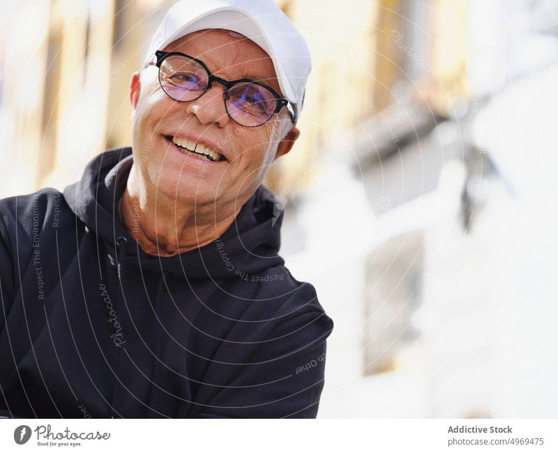 Ruhiger älterer Mann in Freizeitkleidung in der Stadt Senior heiter Lächeln Glück lässig Straße gutaussehend Großstadt ruhig Stil trendy männlich Mode ernst