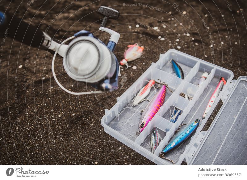 Fischereigeräte auf dem Boden in der Natur Fischen Stab anpacken Container Spinning Rolle sortiert Landschaft Gerät Vorrat verschiedene Kunststoff Hobby Umwelt