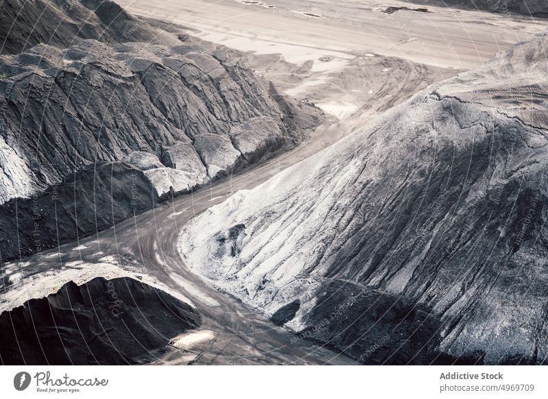 Halden mit Kohlevorräten Bergbau Fabrik Brühe Haufen dunkel Industrie Inszenierung Felsen Ausgrabungen Kraft Energie Transport Ausbeutung Boden Kohlenstoff