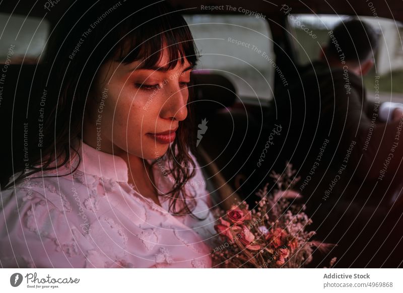 Fröhliche Braut mit Blumenstrauß im Auto PKW Hochzeit Jungvermählter Lächeln striegeln Zusammensein Paar romantisch Liebe charmant Flora geblümt Haufen Angebot