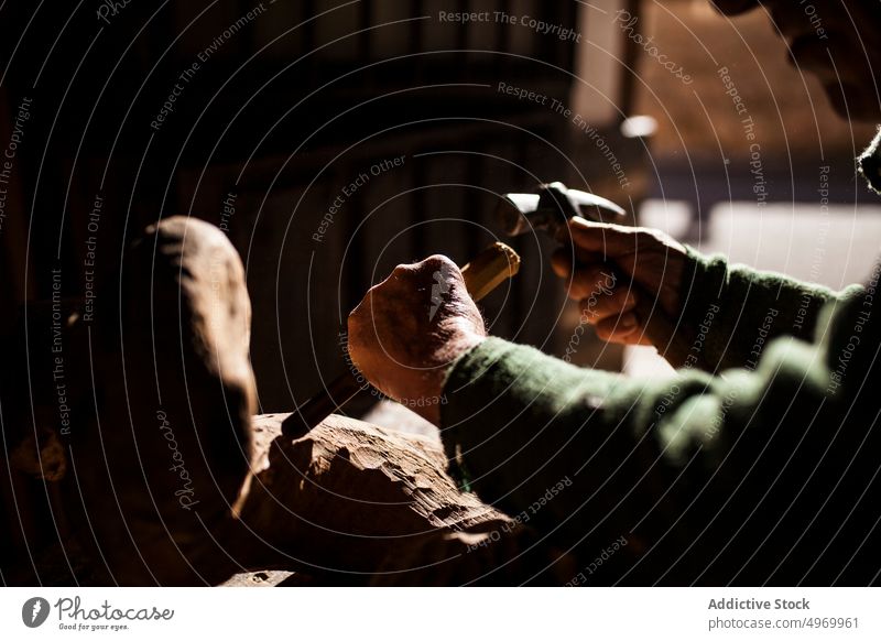 Älterer Schreiner bei der Arbeit mit Holz Zimmerer Beitel Hammer Werkstatt älter Hände knittern Gerät Werkzeug Industrie Handwerk Tischlerin männlich Senior