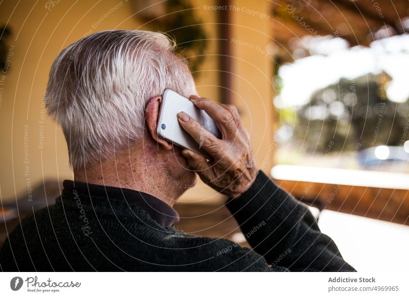 alter Mann benutzt sein Smartphone Lifestyle in den Ruhestand getreten klug Ausdruck männlich Nachricht Zelle Internet Person positiv gealtert Telefon Surfen