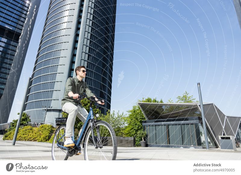 Stilvoller Mann auf dem Fahrrad im Stadtzentrum Mitfahrgelegenheit Arbeitsweg Sommer urban Großstadt Straße männlich modern Geschäftsmann Verkehr Fahrzeug
