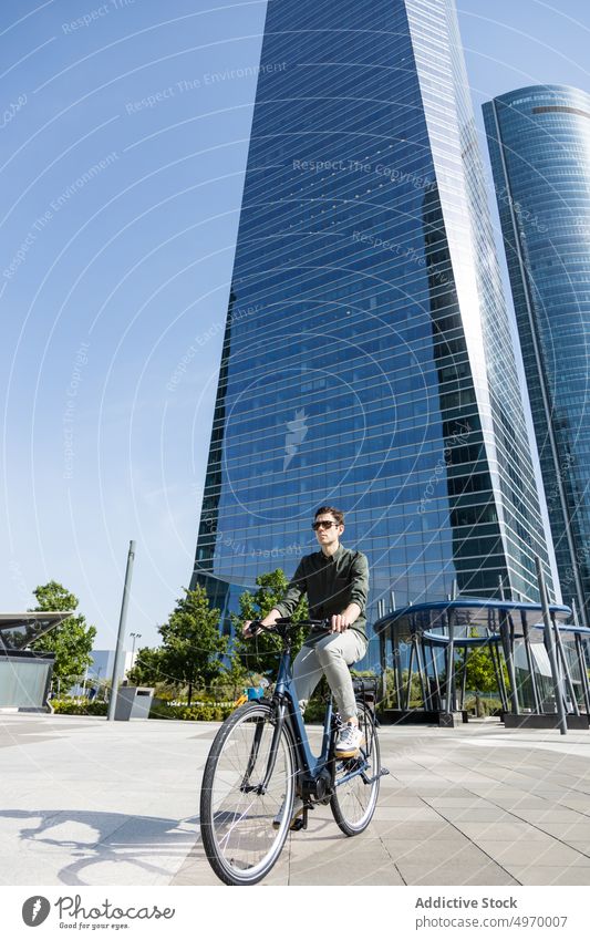 Stilvoller Mann auf dem Fahrrad im Stadtzentrum Mitfahrgelegenheit Arbeitsweg Sommer urban Großstadt Straße männlich modern Geschäftsmann Verkehr Fahrzeug