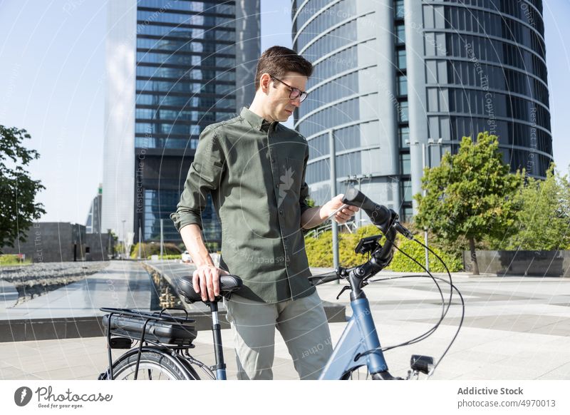 Stilvoller Mann mit Fahrrad im Stadtzentrum Großstadt urban modern Zentrum Straße