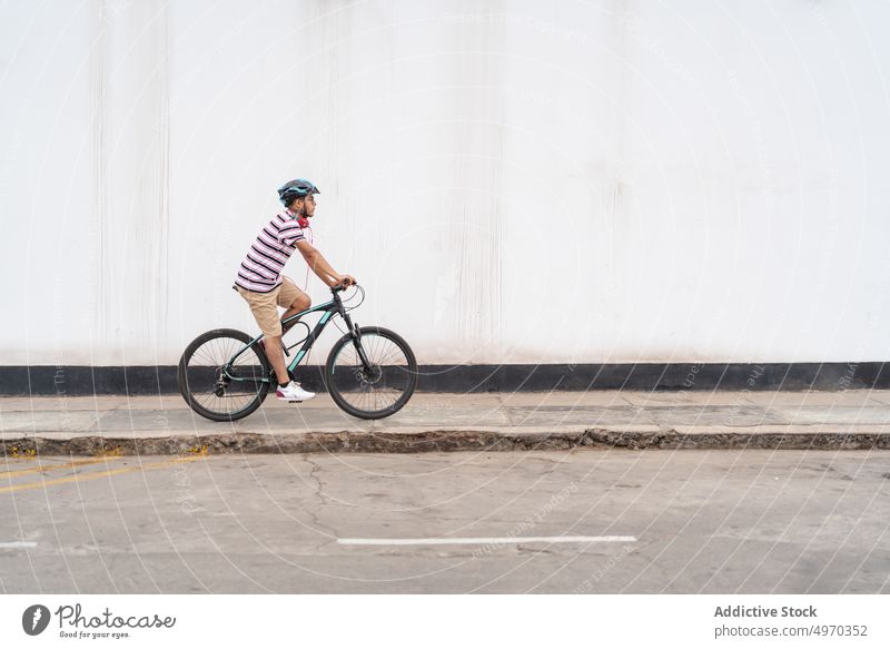Mann fährt Fahrrad auf der Straße Mitfahrgelegenheit Großstadt Bürgersteig Radfahrer Zeitvertreib Hobby männlich Verkehr Aktivität aktiv Schutzhelm Bewegung Weg
