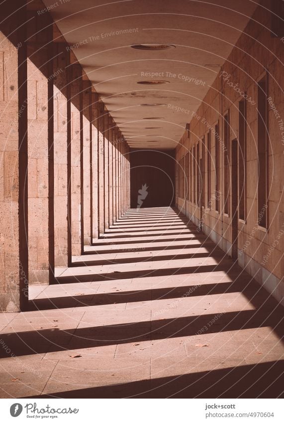 Licht und Schatten im Gang zu einer anderen Zeit Architektur Strukturen & Formen historisch lang Sonnenlicht Symmetrie Silhouette Berlin-Tempelhof abstrakt