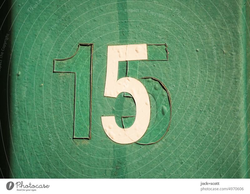 aus 15 wird 5 Nummer Wandel & Veränderung Oberfläche grün verwittert Typographie geklebt Firnis Schilder & Markierungen authentisch Zahn der Zeit Ablösung