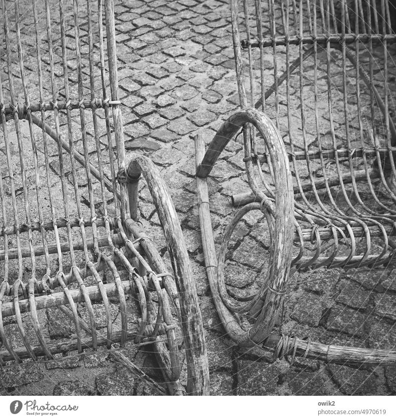 Mit Vorsicht zu genießen Schaukelstühle zwei Paar Rattan alt Detailaufnahme verwittert Zahn der Zeit gealtert historisch Gestell Hof PPflastersteine