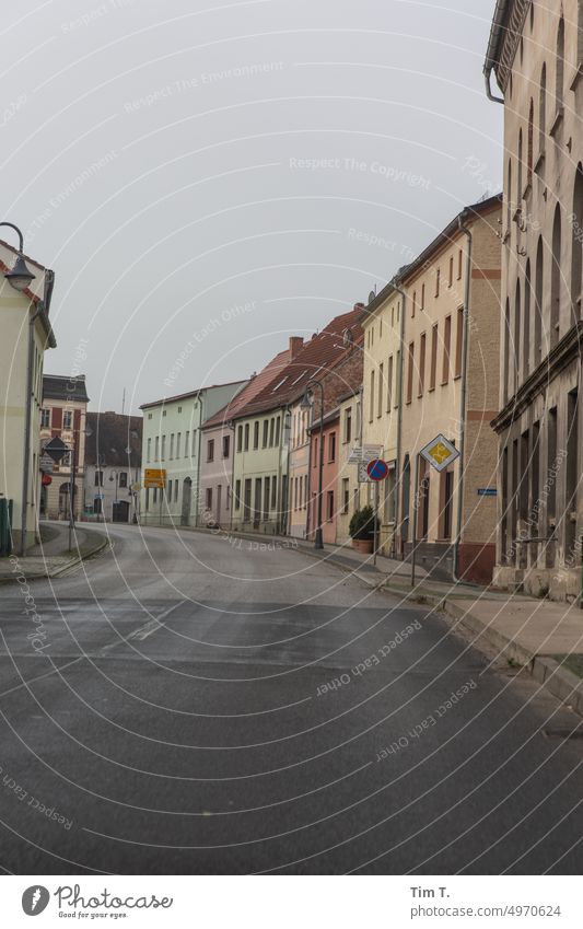 12 Uhr in einem Dorf in der Lausitz rush hour Herbst Straße abend linie bewegung verkehr menschenleer textfreiraum straße Brandenburg herbstlich Verkehrswege