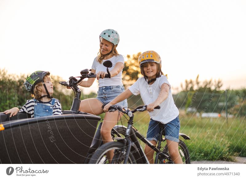 Mutter mit Kindern beim Radfahren auf dem Lande Tag Gesunder Lebensstil aktiver Lebensstil im Freien Spaß Freude Fahrrad Fahrradfahren Aktivität Radfahrer