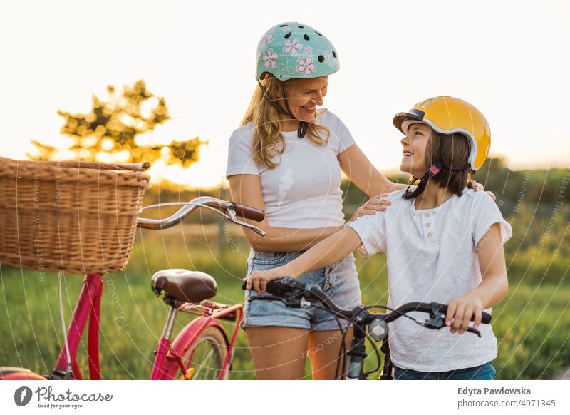 Mutter und Sohn genießen einen gemeinsamen Fahrradausflug Tag Gesunder Lebensstil aktiver Lebensstil im Freien Spaß Freude Fahrradfahren Radfahren Aktivität