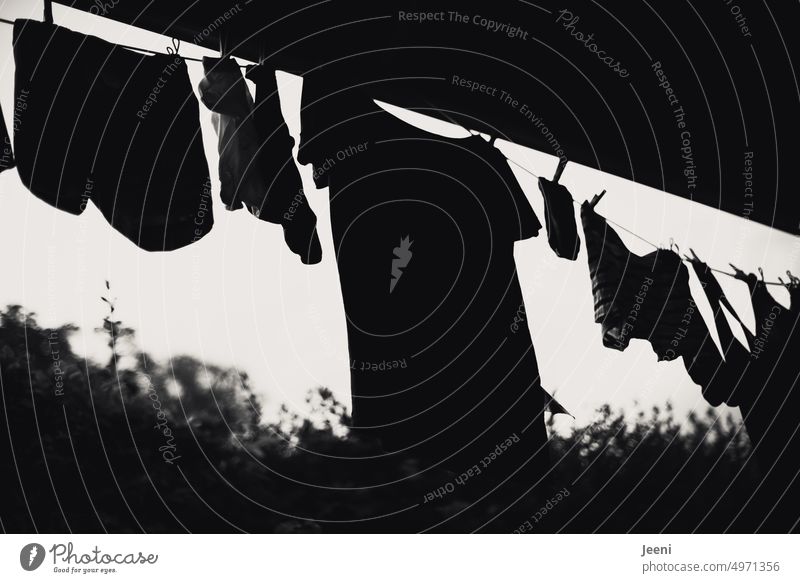 Waschtag Wäsche Wäscheleine schwarzweiß Silhouette trocknen Kleidung hängen aufhängen frisch düster Umriss Alltagsfotografie Bekleidung waschen Campingplatz