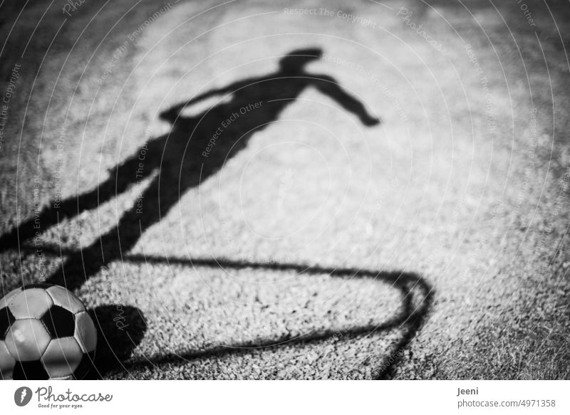 Starkes Spiel Fußball Fußballplatz Tor Ball Ballsport Beine Körper sportlich Sportler Fußballer Mensch Junge Schatten Schattenwurf Freizeit & Hobby Spielen