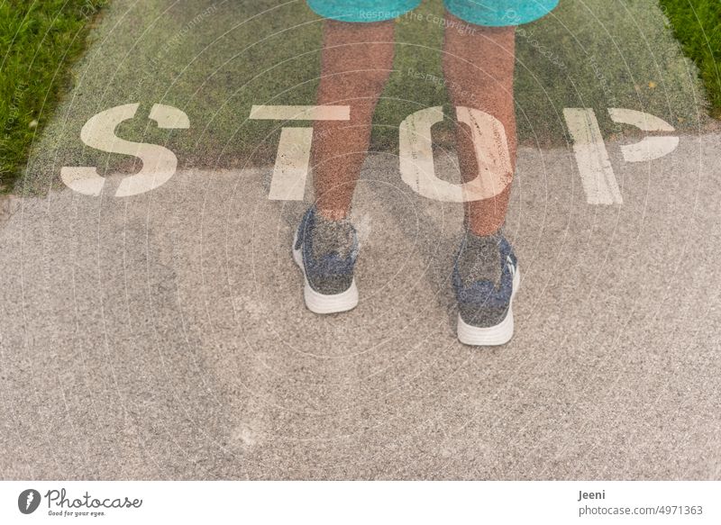 STOP am Wegesrand Stop stoppen Wort Halt anhalten Straße Zeichen Verkehr Wege & Pfade Kind Mensch Beine Füße Doppelbelichtung Schilder & Markierungen Sicherheit