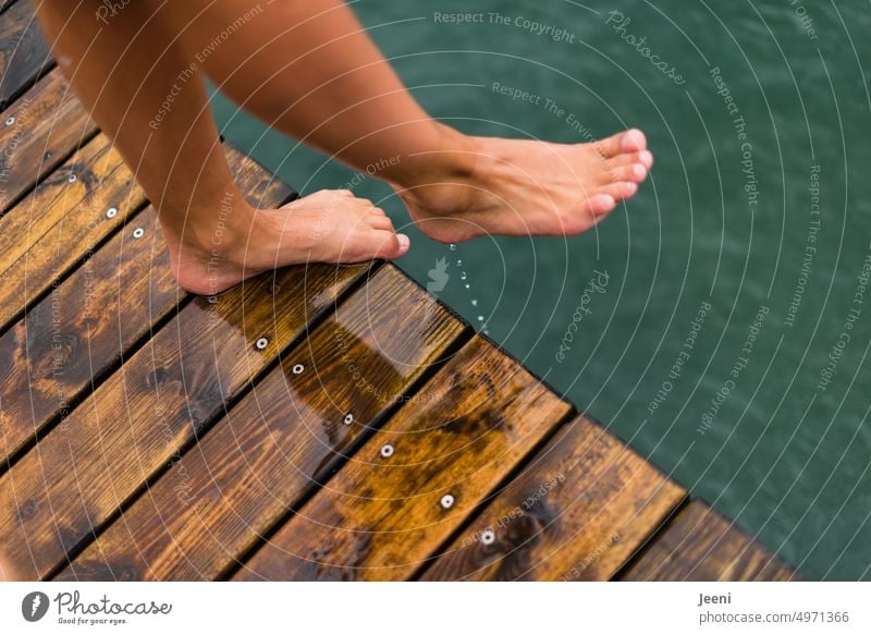 Tropfnass gleich wieder ins Wasser stehen See Wassertropfen Körper Sommerurlaub Freizeit & Hobby Barfuß Fuß Zehen Schwimmen & Baden Füße Beine Mensch