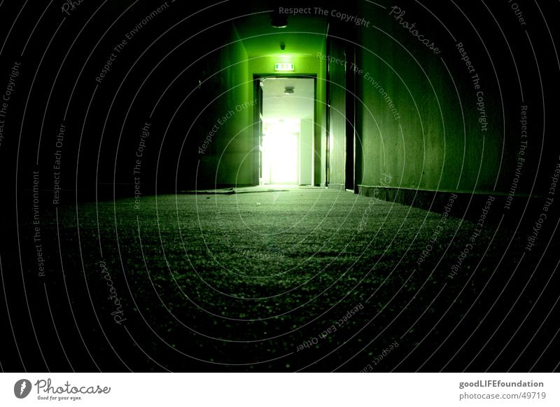 into the light Flur dunkel Notausgang Ausgang grün Licht Gegenlicht hallway licht am ende des tunnels Gang