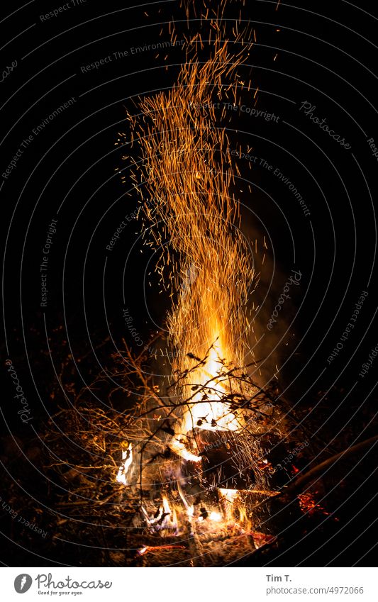 eine offene Feuerstelle in der Nacht in Brandenburg Farbfoto brennen Flamme heiß Wärme Licht gelb dunkel orange schwarz Glut Außenaufnahme glühen Hitze glühend