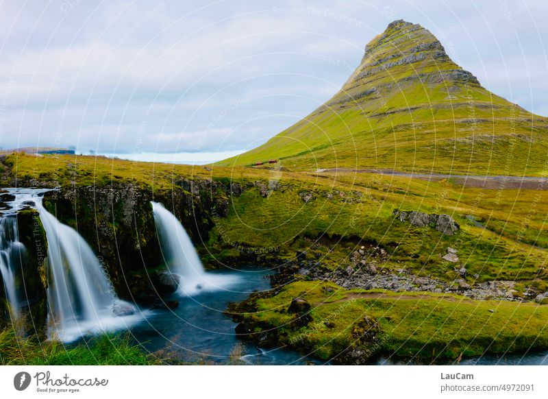 Natur Unplugged Berg Wasserfall Kirkjufell sattes grün Berge u. Gebirge Island Landschaft Langzeitbelichtung Fluss fließen strömen Kirchberg natürlich schön
