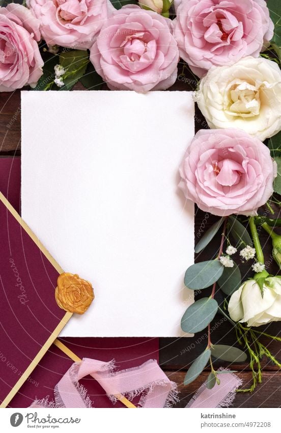 Karte und Umschlag zwischen rosa und cremefarbenen Rosen auf braunem Holz Draufsicht, Hochzeit Mockup Attrappe Postkarte Blumen rustikal horizontal Bändchen