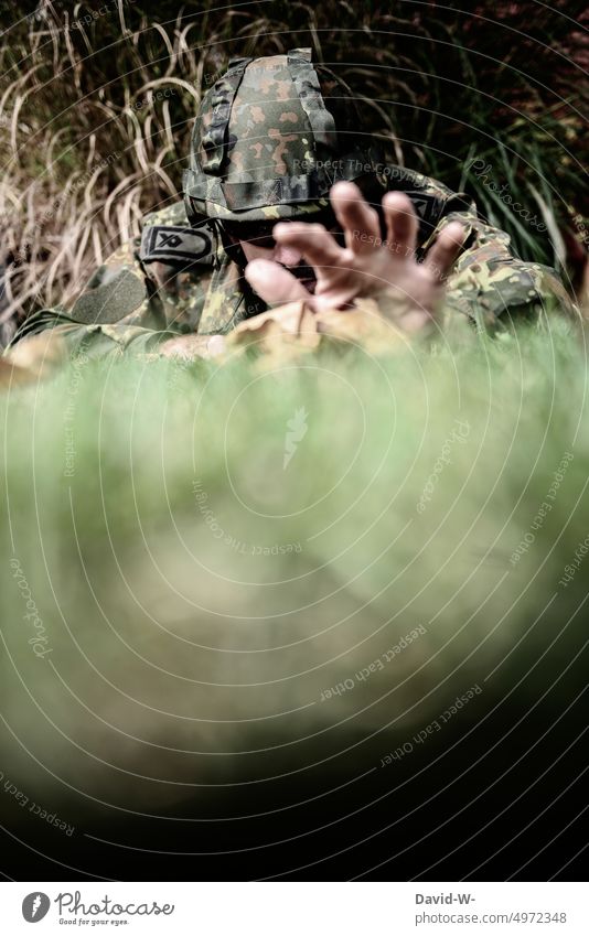 Soldat im Einsatz Bundeswehr Auslandseinsatz Krieg Gefecht Tarnung Gefahr Militär Angst Trauma kämpfen