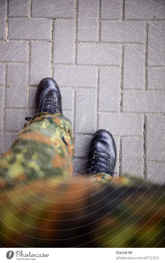 Soldat in Uniform Bundeswehr Feldanzug Flecktarn Stiefel Bewegung gehen Militär Krieg Verpflichtung wehrpflicht Deutschland anonym Armee