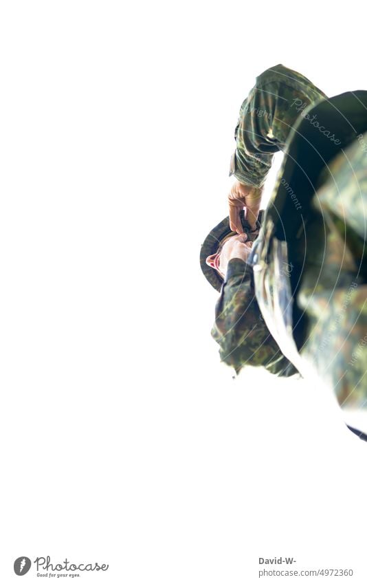 Soldat in Uniform setzt sich seinen Helm auf Deutschland Bundeswehr Ausrüstung Militär Krieg Armee wehrpflicht Mann Flecktarn Rekrutierung Auslandseinsatz