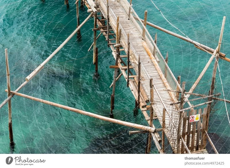 die Raute mal anders. Holzsteg in  der Adria blau umweltfreundlich ökologisch Meer Steg Brücke Holzkonstruktion Wasser Küste Fischfang Küstenfischer Pfahlbau