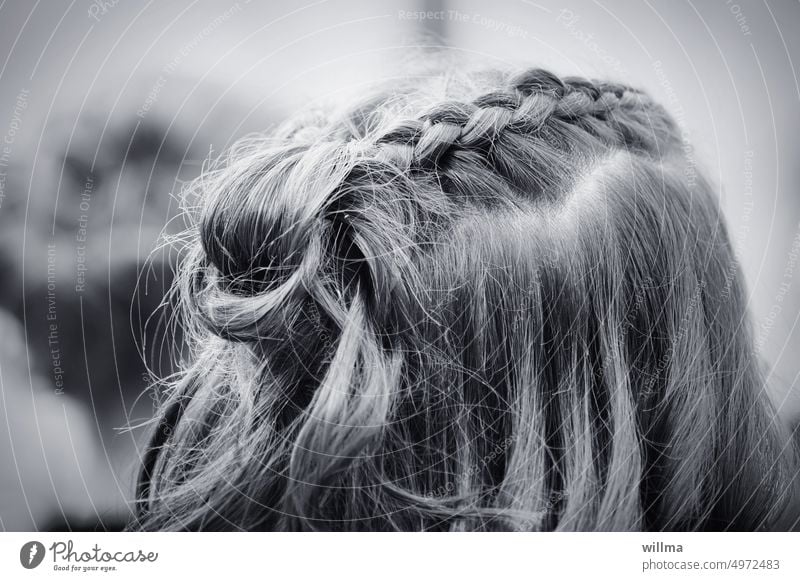 Geflochtene Haare eines jungen Mädchens, Rückansicht Frisur langhaarig offenes Haar geflochten hochgesteckt junges Mädchen Haare & Frisuren Frau aschblond