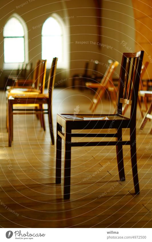 Stuhlprobe Stühle leer Holzstühle Kirche Religion & Glaube Christentum Gebetsstunde Abendgebet Gesangsstunde Abstand Pandemie Corona Parkett Holzfußboden