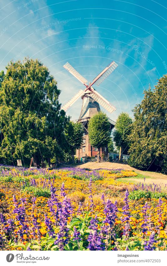 Herdentorsmühle. Windmühle in der Stadtmauer, Mauer der Stadt Bremen. Alte Windmühle in einem öffentlichen Park in der Freien Hansestadt Bremen. Deutschland
