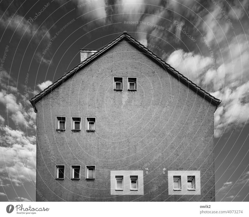 Landwirtschaftliche Produktionsgenossenschaft LPG Haus Bauwerk Mauer Fassade Architektur Außenaufnahme Himmel Wolken Fenster Wand Gebäude grau Tag Menschenleer