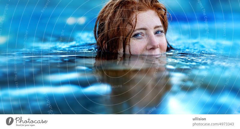 Ziemlich sexy, verführerisch, sinnlich rothaarige Frau Porträt entspannt Schwimmen in türkis, blau Thermalbad Warmwasser-Pool, glücklich lächelnd Glück Lächeln